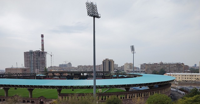 前排球迷遭殃！森林狼vs活塞爆发大冲突，球员互殴球迷吓坏了.